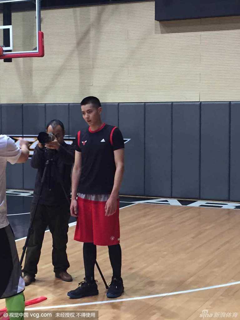 篮球凡·少年心:二零一六沪上球场侧记 吴亦凡双手持球俯身准备突破,眼神锐利如炬,篮球激情瞬间点燃