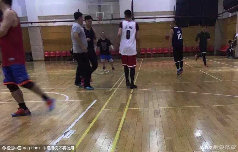 篮球凡·少年心:二零一六沪上球场侧记 吴亦凡运球突破防线,身姿矫健如风,球场上尽显洒脱不羁的运动风采