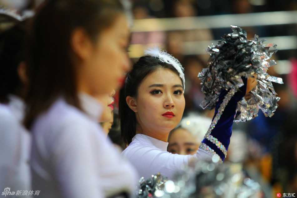 篮球场上的精灵:致敬CBA赛场最美的啦啦宝贝 聚光灯下,一名篮球宝贝回眸一笑,额前的刘海随着动感节奏轻轻摇曳,眼神中流露出的是自信与娇媚,仿佛在向看台上的观众发出热情的邀请。