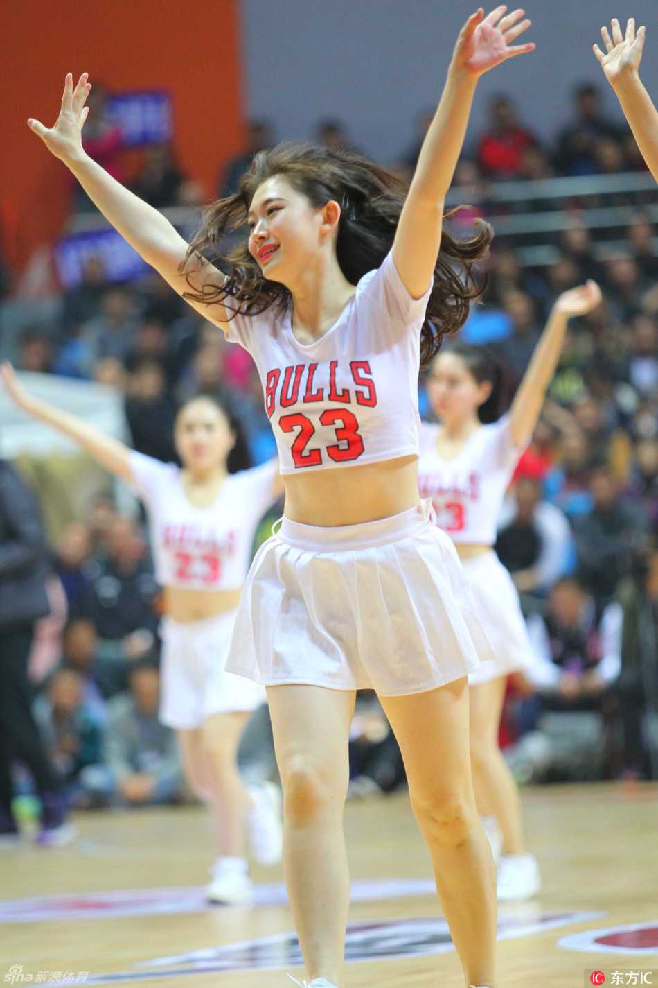篮球场上的精灵:致敬CBA赛场最美的啦啦宝贝 女孩们扎着利落的马尾,身着蓝白相间的动感套装,随着音乐节奏高高跃起。那一瞬间,她们仿佛摆脱了地心引力,整个赛场都成了她们的背景板。