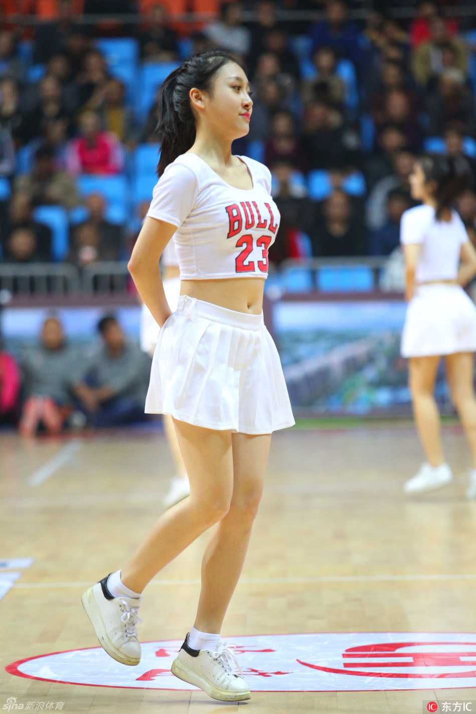 篮球场上的精灵:致敬CBA赛场最美的啦啦宝贝 在迷幻的灯光下,宝贝们扎着高挑的马尾,露出光洁的额头。她们双手轻摆,身体律动,脸上洋溢着甜美的笑容,散发出健康阳光的青春气息。