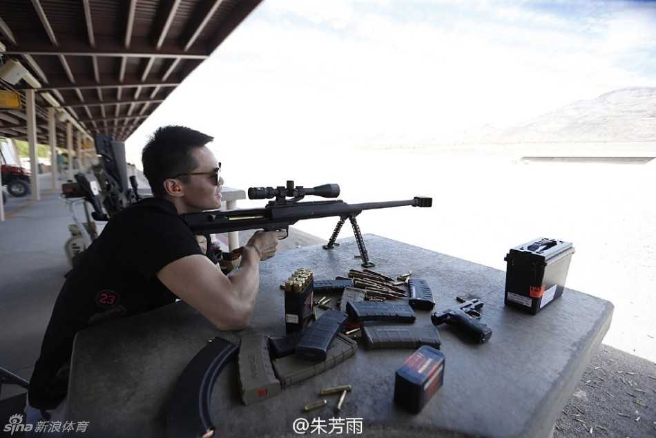 篮球场下的“神射手”:朱芳雨美国靶场初体验 与友人并肩而立的合影中,朱芳雨依旧保持着标志性的微笑,手中的狙击枪为这次异国特训增添了一份特别的回忆,画面中充满了轻松愉快的氛围。