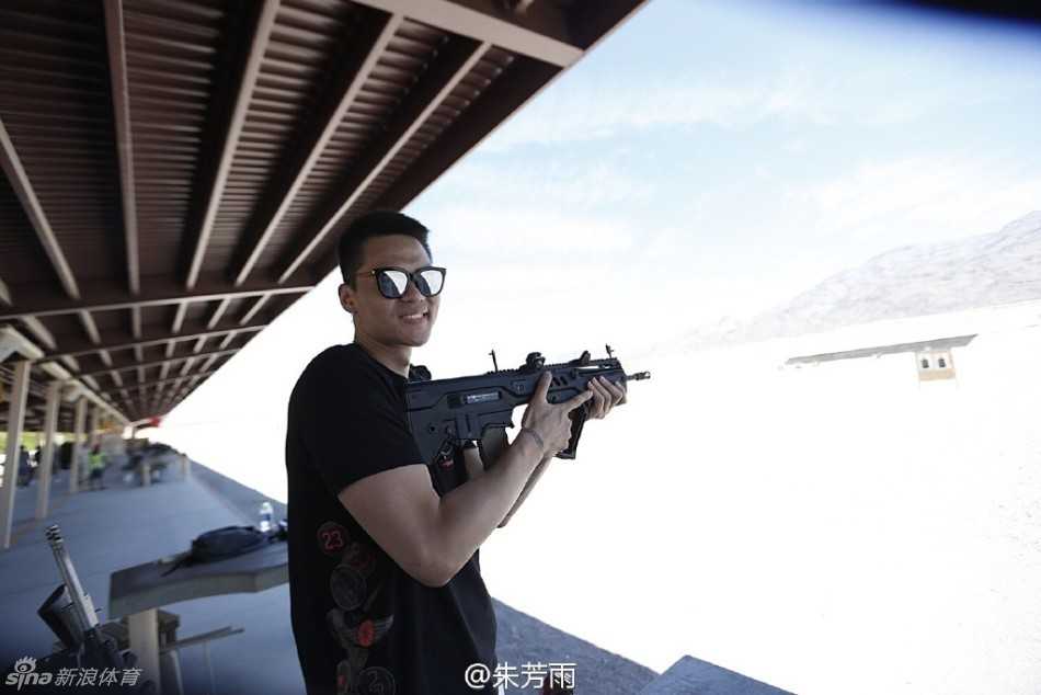 篮球场下的“神射手”:朱芳雨美国靶场初体验 朱芳雨亲自为手中的巴雷特狙击步枪装填子弹,动作小心翼翼却又充满力量感,这不仅是对武器的尊重,更是对这项充满力量与精准的运动的敬畏。