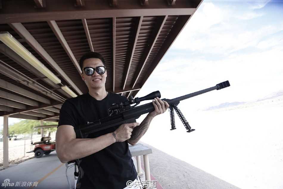 篮球场下的“神射手”:朱芳雨美国靶场初体验 巨大的轰鸣声过后,朱芳雨的脸上交织着震惊与享受的表情,他张着嘴,仿佛在大声向同伴分享着刚才那一枪带来的震撼体验,那种“有点小兴奋”的心情溢于言表。