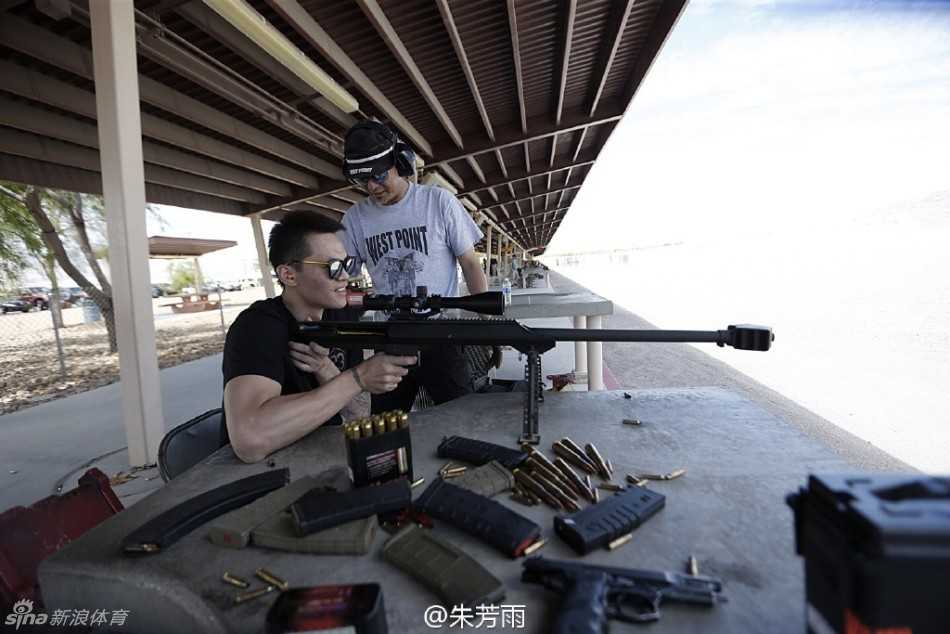 篮球场下的“神射手”:朱芳雨美国靶场初体验 完成一次漂亮的设计后,朱芳雨手持狙击步枪,对着镜头露出了自信而满足的微笑,身后是开阔的靶场,这一刻,他仿佛不是篮球明星,而是一位经验丰富的“潇洒型男”射手。