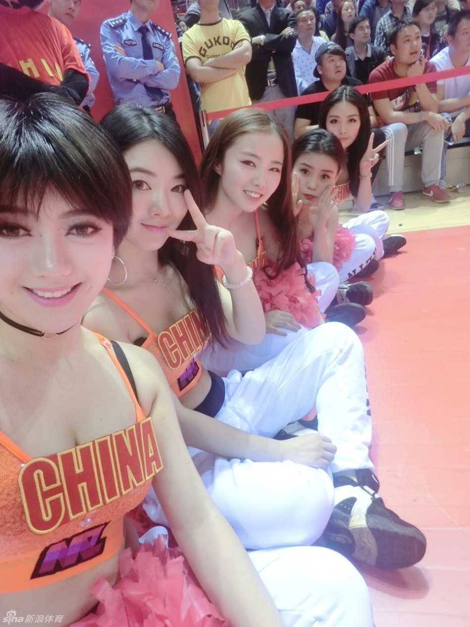 篮球宝贝“小杨幂”领衔,解锁NBL联赛的别样魅力 动感时刻,篮球宝贝们扎着利落的马尾,在赛场上跃动,修长的身线与背后的巨幅篮球海报构成一幅力与美的画卷