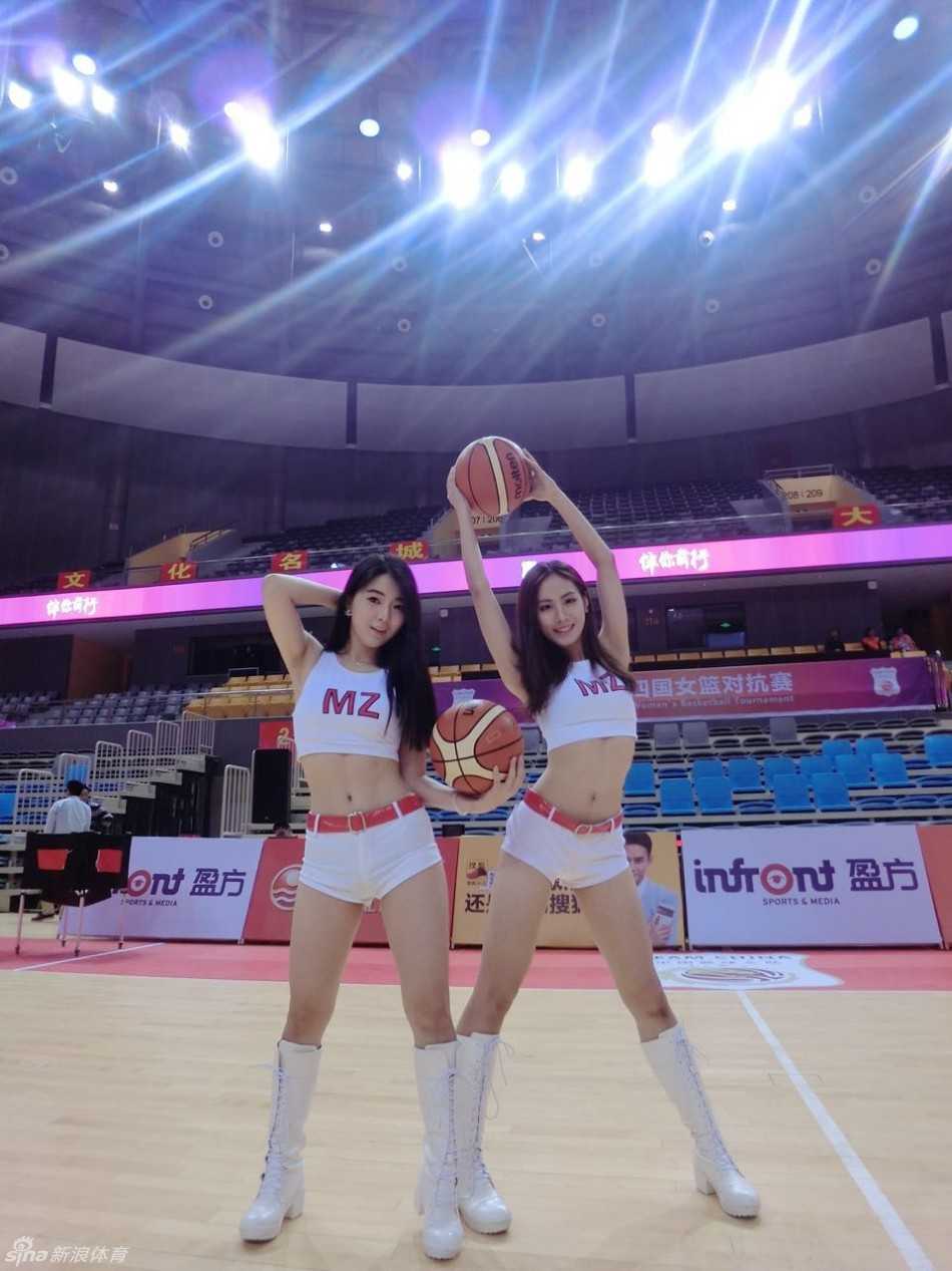 篮球宝贝“小杨幂”领衔,解锁NBL联赛的别样魅力 比赛暂停间隙,篮球宝贝们迅速在场上列队,整齐划一的动作与专注的表情,展现出职业啦啦队的专业素养