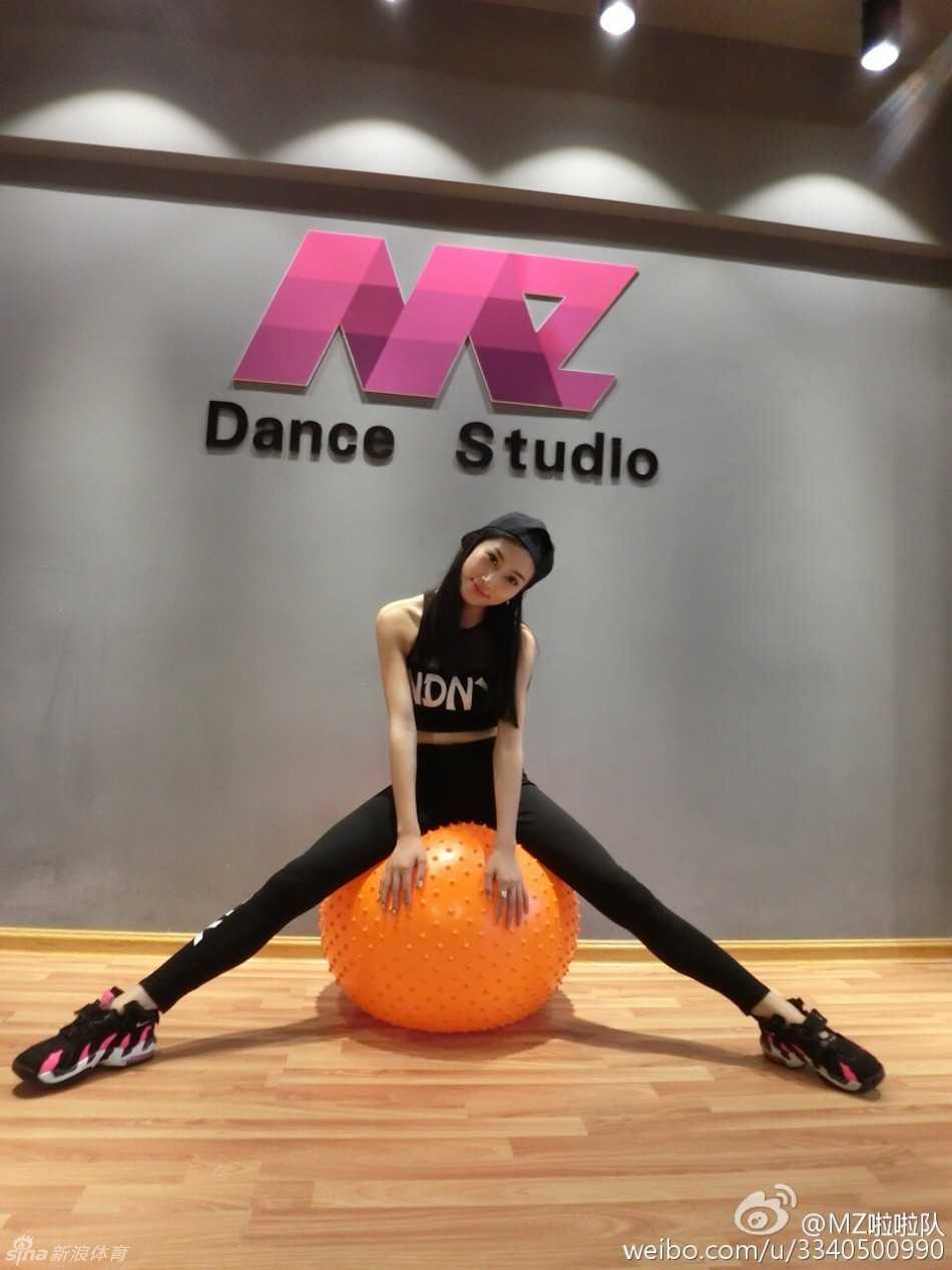 篮球宝贝“小杨幂”领衔,解锁NBL联赛的别样魅力 身着亮黄色韵律服的长发篮球宝贝,在赛场中央随着动感音乐舒展身姿,灿烂的笑容瞬间点燃全场气氛