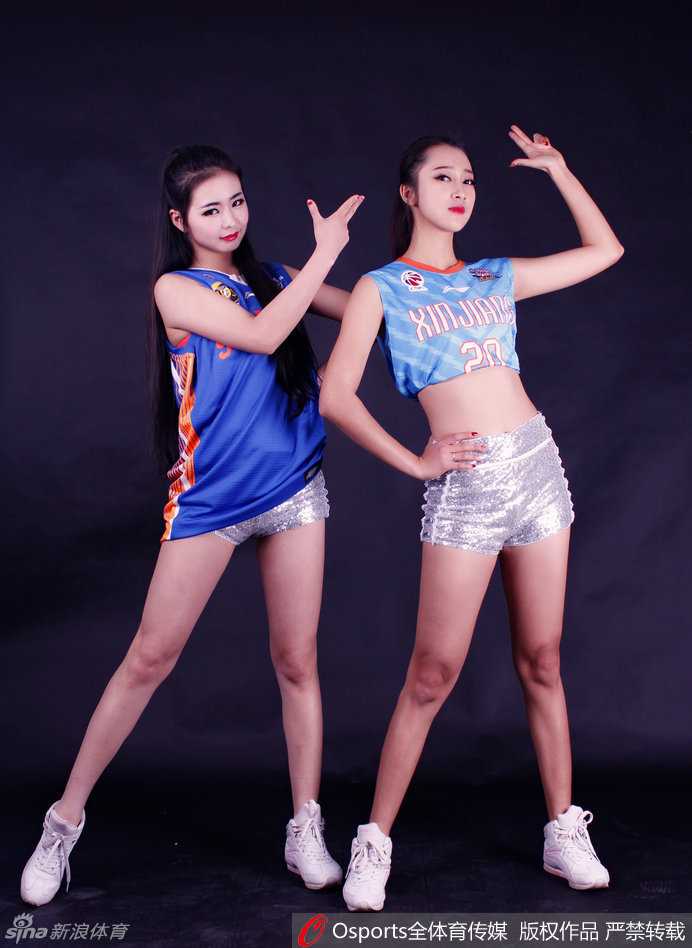 篮球宝贝性感写真预热 川疆大战一触即发 新疆队宝贝反客为主,一把将对手推倒在沙发上,她双手叉腰,凹凸有致的身材曲线在阳光下显得格外惹眼。