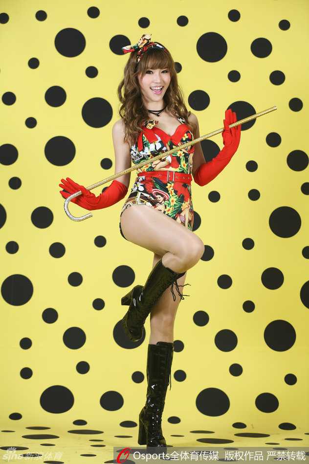 表演结束后，梦佳身披毛巾在场边休息，额头虽挂着汗珠，但脸颊依旧洋溢着甜美的微笑，仿佛在回味刚才舞台上的闪耀时刻。