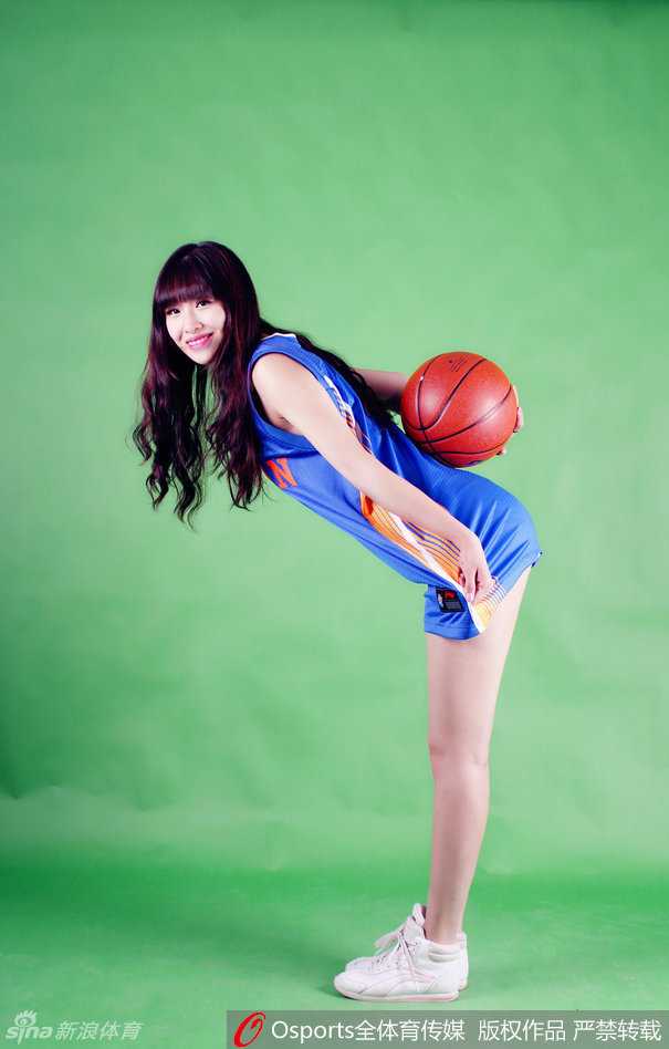 篮球宝贝烽火集结 总决赛前上演魅力对决 午后阳光洒在木地板上,两位篮球宝贝相视一笑,指尖轻触球衣,眼神中既有竞争的挑衅也有友谊的默契。