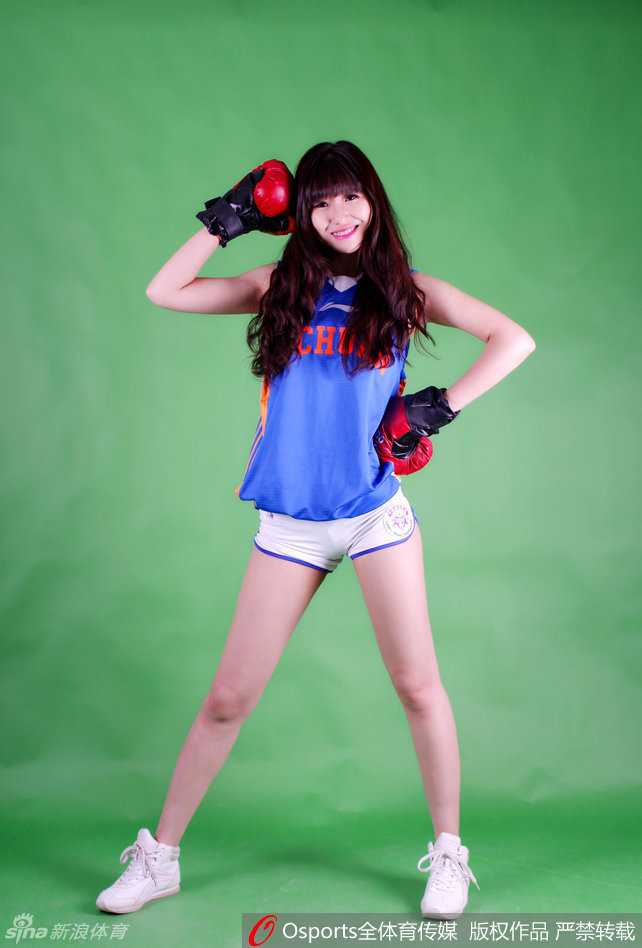 篮球宝贝烽火集结 总决赛前上演魅力对决 特写镜头捕捉到宝贝飞扬的发丝和专注的眼神,她正在用力拉扯松垮的球衣领口,流露出一种随性而又撩人的运动美感。