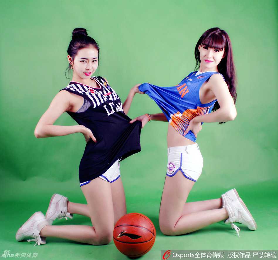 篮球宝贝烽火集结 总决赛前上演魅力对决 侧身回眸,星光熠熠,宝贝手中的啦啦队彩球仿佛也被她的活力点燃,在空中划出一道绚烂的轨迹,与她的笑容交相辉映。