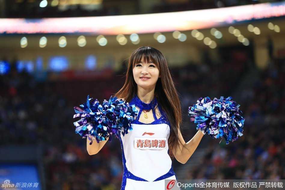 表演尾声，篮球宝贝们集体向观众致意，她们的笑容和汗水交织，定格为本场比赛最温暖的画面。