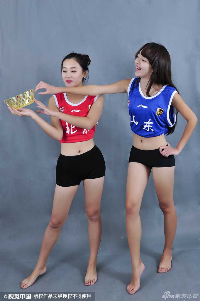 篮球宝贝靓丽出镜,京鲁大战一触即发 最终的全家福合影中,所有篮球宝贝排成整齐队列,手持篮球,对着镜头绽放出最灿烂的笑容。她们用最饱满的热情告诉世界:京鲁大战,我们已经准备好了!