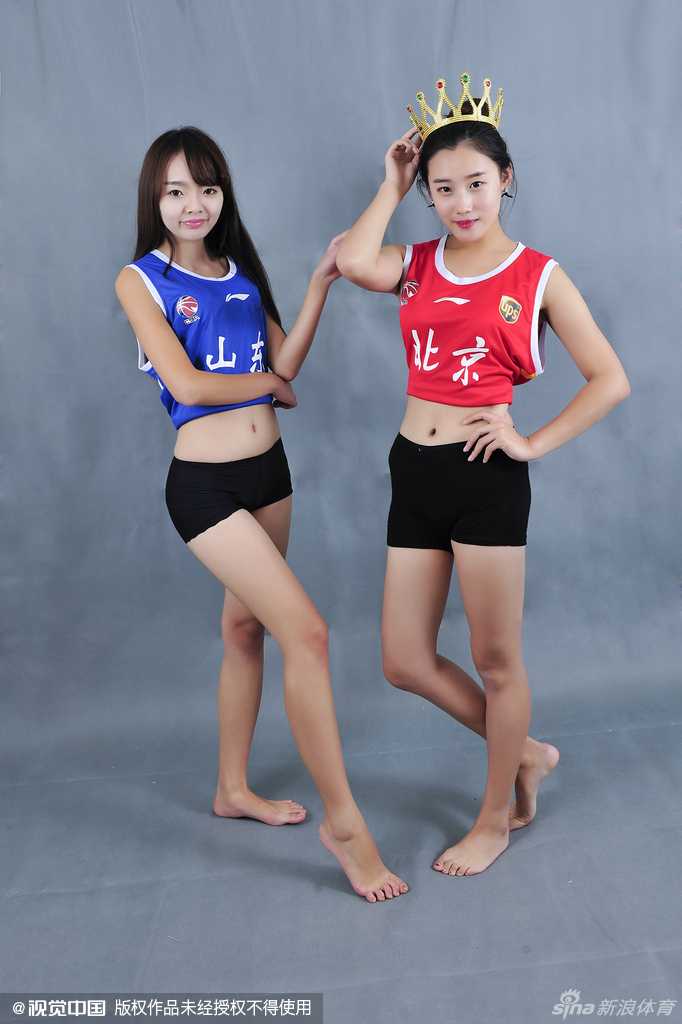 篮球宝贝靓丽出镜,京鲁大战一触即发 换上白色热裤套装,宝贝们的造型更显活力。两人背靠背站立,眼神坚定地望向前方,展现出篮球宝贝特有的飒爽英姿,仿佛在说:赛场上的主角虽是球员,但我们也准备好了最热情的表演。
