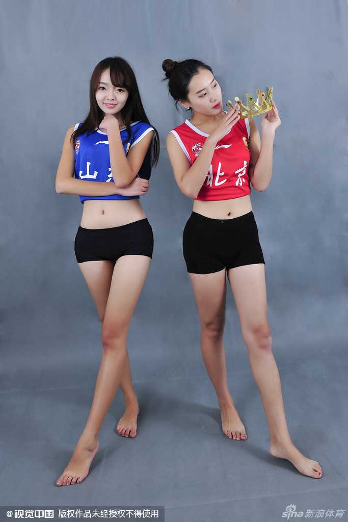 篮球宝贝靓丽出镜,京鲁大战一触即发 镜头前,篮球宝贝们身着亮橙色加油服,露脐上衣搭配超短裙,将修长身材展露无遗,她们对着镜头露出甜美自信的微笑,仿佛在向对手发出温柔的“战书”。