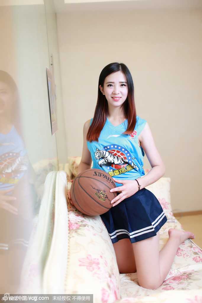 几个女孩围在一起，互相整理着演出服，脸上带着些许羞涩又期待的表情。学生裙的褶皱和她们认真的侧脸，流露出赛前准备时特有的温馨与紧张感。