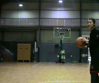 篮球热爱:从半场三分到曼巴精神的自我修炼 犹如黑曼巴附体,专注的眼神与紧咬的衣角,宣告着接管比赛的决心