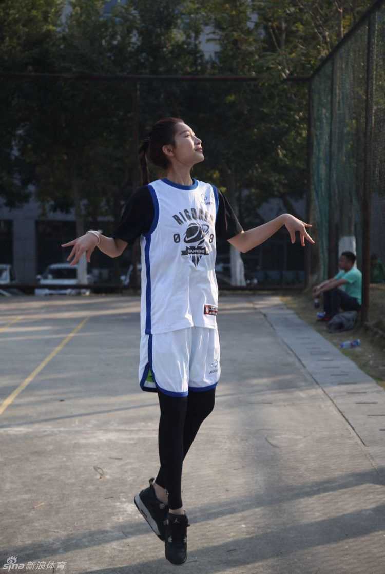 篮球热爱:从半场三分到曼巴精神的自我修炼 健身房里挥汗如雨,核心力量的每一分增长,都是球场上起跳与对抗的坚实保障