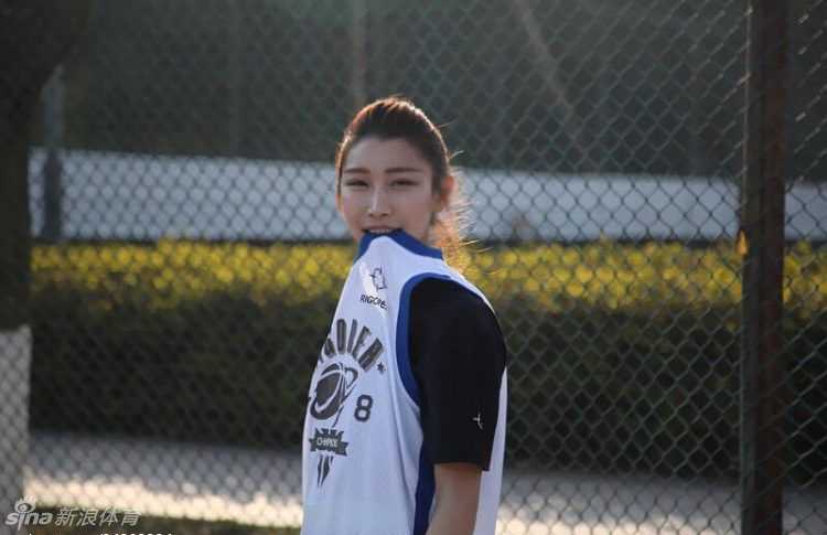 篮球热爱:从半场三分到曼巴精神的自我修炼 扎实的背身要位,面对强硬顶防,用蟹步步法强行挤开空间,展现篮下统治力