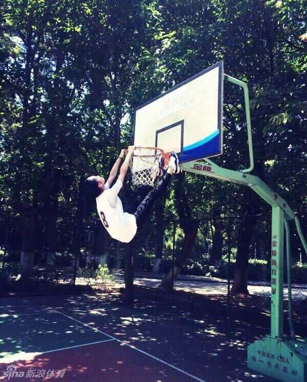 篮球热爱:从半场三分到曼巴精神的自我修炼 苦练投篮间隙,一个充满童趣的倒立,用核心力量撑起身体,也撑起对运动的热爱