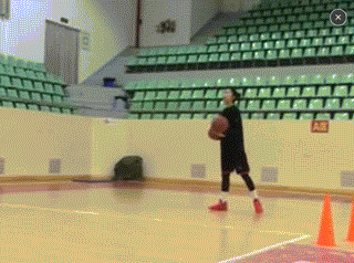 篮球热爱:从半场三分到曼巴精神的自我修炼 聚光灯下,自信出手,篮球划过指尖应声入网,点燃全场激情