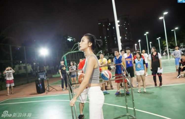 篮球热爱:从半场三分到曼巴精神的自我修炼 场上是对手,场下是球友,即便顶着防守也要坚决出手,这就是篮球教会我们的自信与果敢