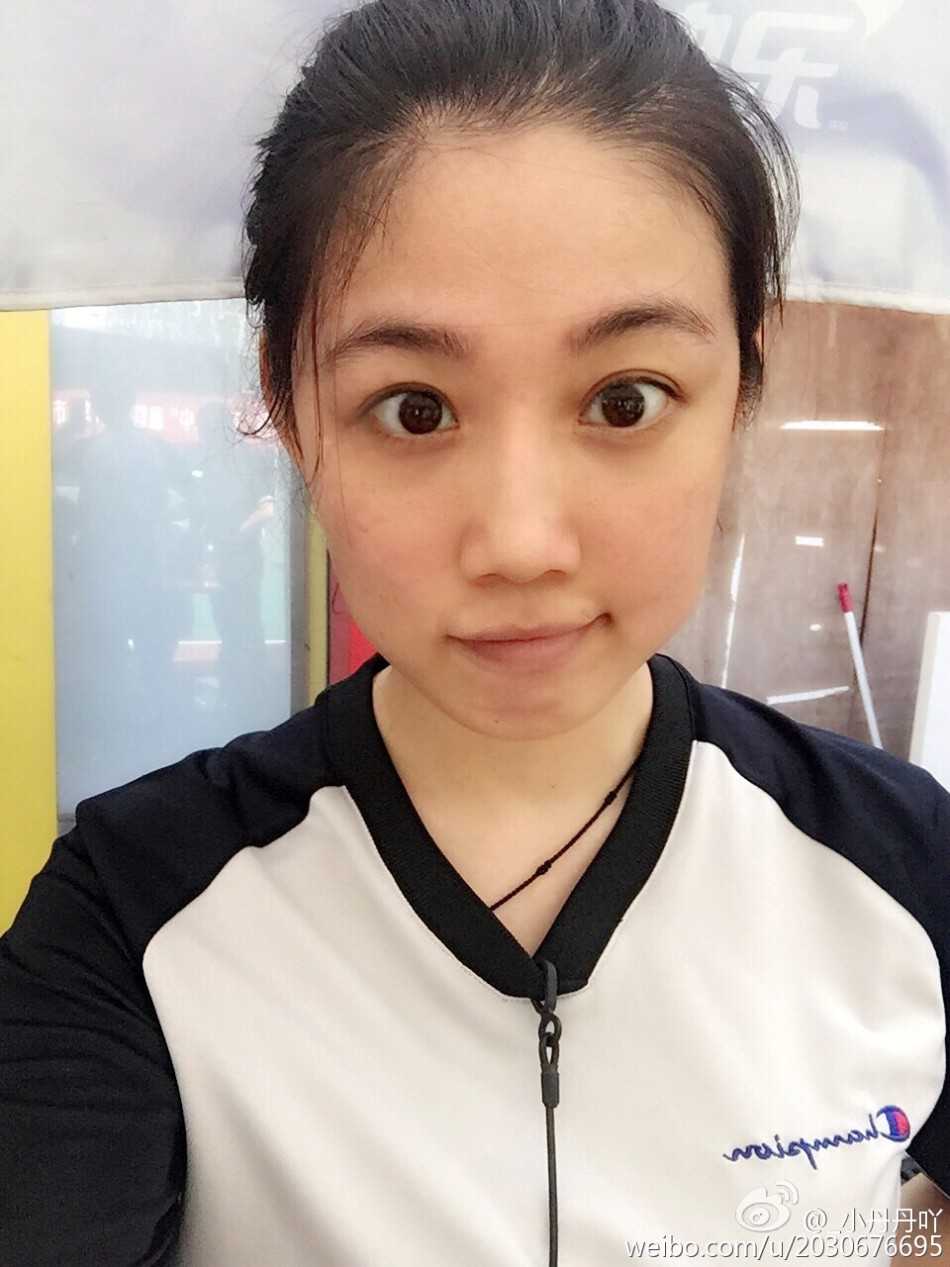 一位身材高挑的篮球女裁判，哨子挂在胸前，眼神专注地盯着赛场，修长的双腿展现出常年锻炼的健美线条。