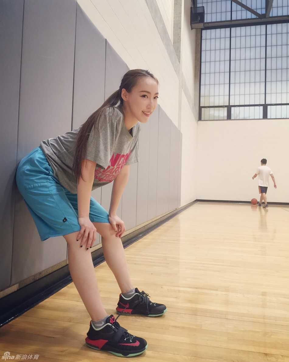 篮球,是留学生活里最亮的底色 夕阳的余晖洒在异国的球场上,年轻的身影伴着月光启程,准备赴一场与篮球的约定。