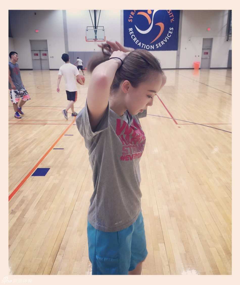 篮球,是留学生活里最亮的底色 精心扎好马尾,整理好球衣,女孩以最清爽干练的姿态站上球场,眼神中充满对挑战的渴望。