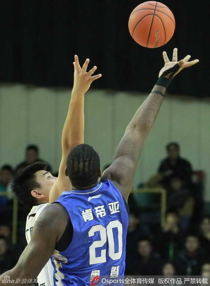 奥登犹如内线巨塔，高高跃起送出无情封盖，彻底粉碎了八一队的进攻企图。