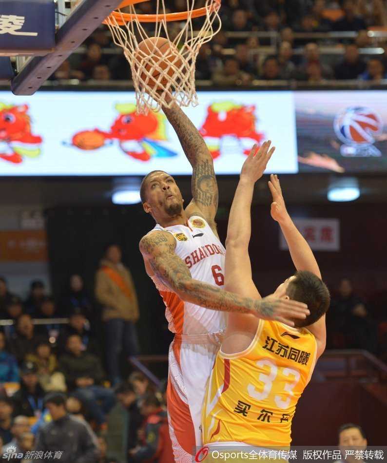 比斯利在万众瞩目下高高跃起，以雷霆万钧之势完成单手劈扣，对手只能望球兴叹。