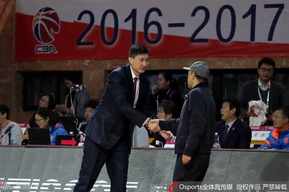 粤军之战经典回顾:阿联统治赛场杜锋阿的江握手致意 易建联篮下强起遭遇许钟豪与付豪的合力封盖,皮球被干扰的瞬间,阿联的表情写满了对下一次进攻的渴望。