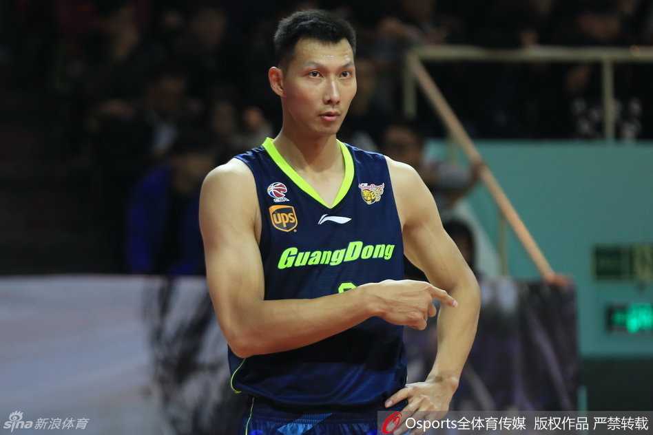 粤军之战经典回顾:阿联统治赛场杜锋阿的江握手致意 杜锋与阿的江赛后握手致意,神情中既有对胜利的渴望也有对对手的尊重,场边的闪光灯记录下这经典的将帅对话瞬间。