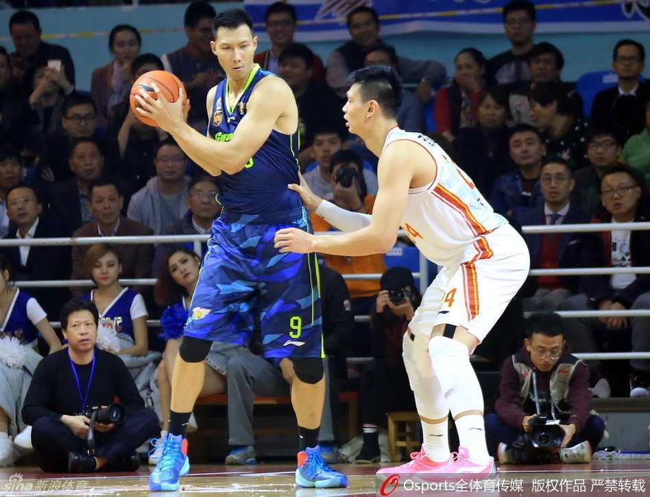 粤军之战经典回顾:阿联统治赛场杜锋阿的江握手致意 易建联高高跃起,长臂舒展,狠狠地拒绝了刘航初的上篮,这次封盖点燃了广东队替补席的激情。