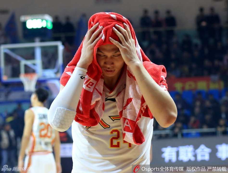 粤军之战经典回顾:阿联统治赛场杜锋阿的江握手致意 易建联面对八一队员的贴身盯防,自信地持球背身单打,他的脚步移动和肩部假动作让防守者难以判断。