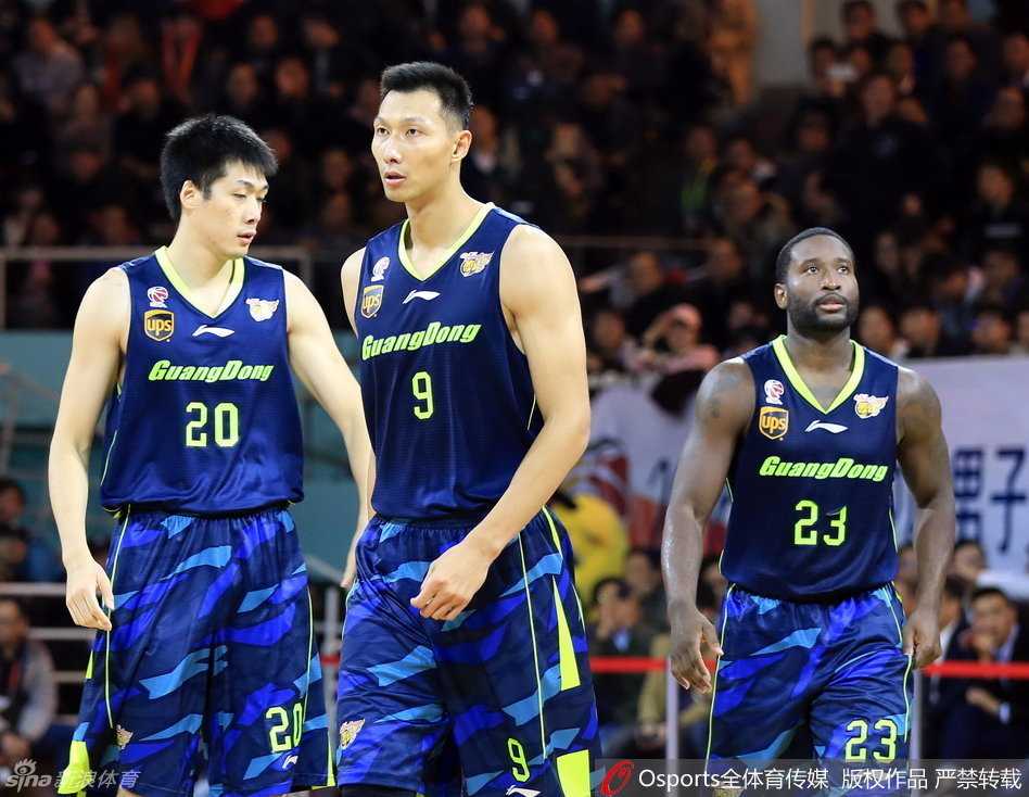 粤军之战经典回顾:阿联统治赛场杜锋阿的江握手致意 阿联在三分线外虚晃一枪,随后运球突破准备投篮,八一队球员许钟豪高举双臂试图干扰这次出手。