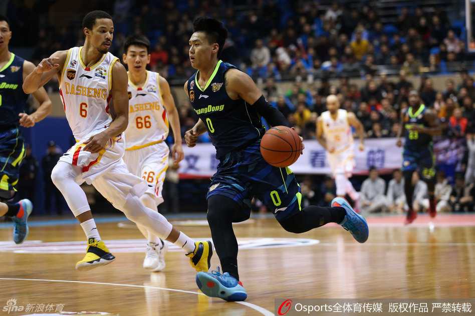 粤军激战华南虎主场亮剑 阿联布泽尔双星闪耀 小外援斯隆面对防守人,高高跃起完成高难度跳投,此役他轰下29分10助攻,是球队获胜的关键发动机。