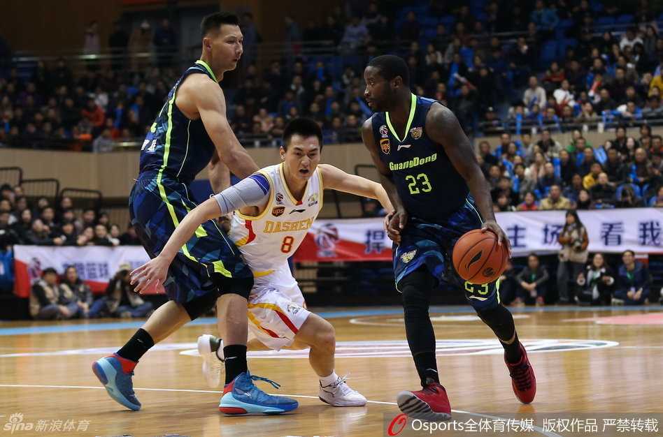 粤军激战华南虎主场亮剑 阿联布泽尔双星闪耀 年轻后卫赵睿自信地运球组织进攻,面对四川队的紧逼防守,他毫无惧色,展现出了与年龄不符的成熟。