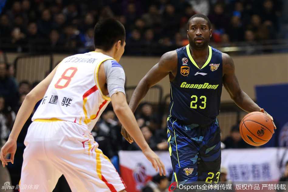 粤军激战华南虎主场亮剑 阿联布泽尔双星闪耀 卡洛斯-布泽尔利用丰富的经验在内线背身单打,虽然面对严防,但他依然凭借节奏找到了出手空间。