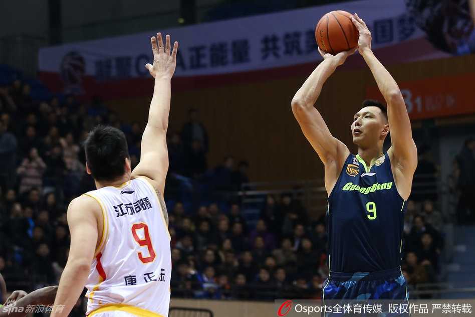 粤军激战华南虎主场亮剑 阿联布泽尔双星闪耀 老将布泽尔手感火热,高位跳投重现江湖,这一球精准命中,帮助广东队在胶着的比分中确立优势。