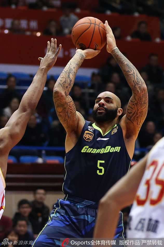 粤军激战华南虎主场亮剑 阿联布泽尔双星闪耀 锋线球员任骏飞在混乱中找到机会,利用灵活的空切跑位轻松上篮得分,展现了国产球员的灵性。