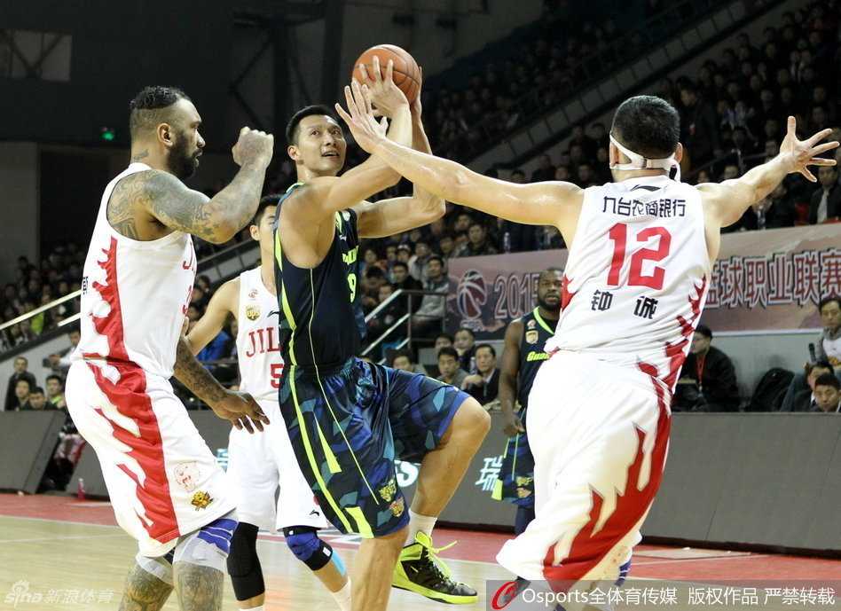 粤吉大战经典回顾:华南虎众志成城,阿联领衔上演激情碰撞 朱芳雨外线架起炮台,出手姿势标准如一,三分球应声入网