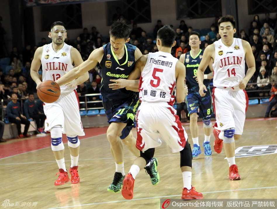 粤吉大战经典回顾:华南虎众志成城,阿联领衔上演激情碰撞 周鹏如一柄锋刃,强硬撕裂吉林防线,腾空上篮气势如虹