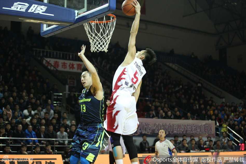 粤吉大战经典回顾:华南虎众志成城,阿联领衔上演激情碰撞 迪奥古如坦克般碾压内线,以一敌二强硬上篮,霸气尽显