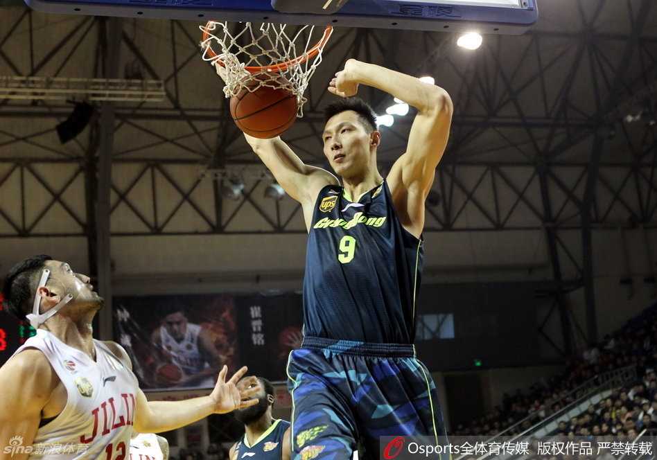 粤吉大战经典回顾:华南虎众志成城,阿联领衔上演激情碰撞 阿联腾空而起,单臂擎天,一记势大力沉的暴扣震撼全场