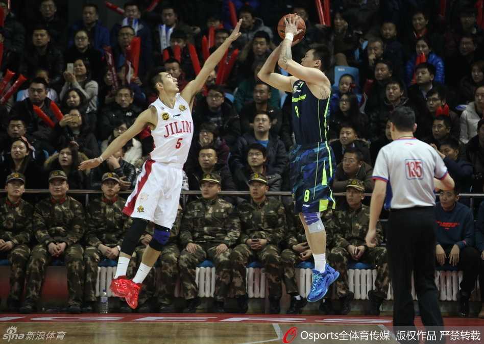 粤吉大战经典回顾:华南虎众志成城,阿联领衔上演激情碰撞 易建联遭遇吉林内线合围,陷入重重包围,依然奋力护球