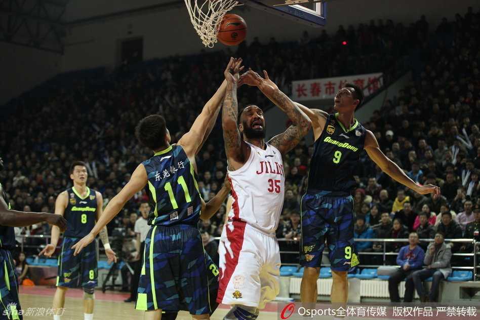 粤吉大战经典回顾:华南虎众志成城,阿联领衔上演激情碰撞 易建联低位强攻,脚步灵动,跳投美如画,尽显领袖风采
