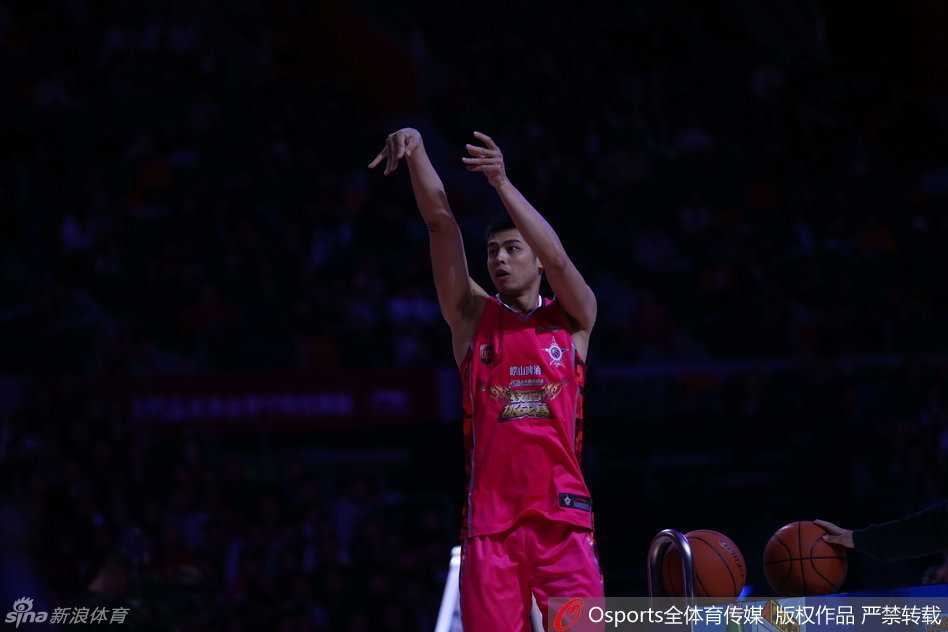 粤地主场新王登基 周湛东技巧赛力克方硕加冕 卫冕冠军方硕在三分线外略显挣扎,他目光紧盯着飞向篮筐的篮球,但今晚的弧顶仿佛成了他的梦魇,连续的打铁声让他夺冠的希望逐渐渺茫。